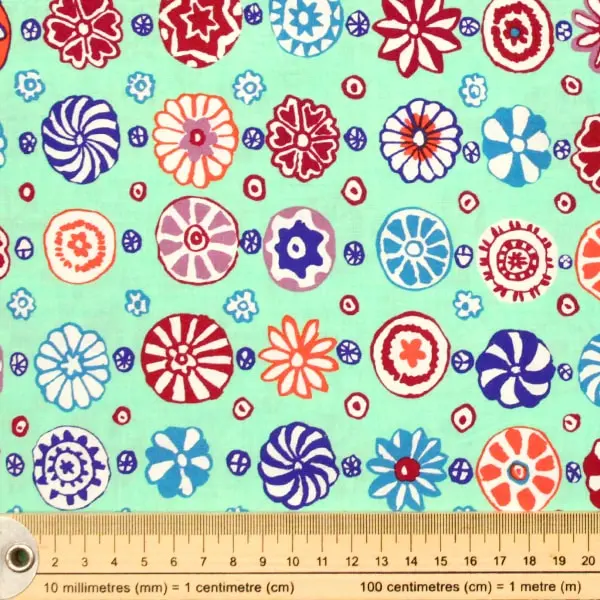 Tejido de algodón Kaffe Fassett Whirligig Celadon con ruedas y flores de 110cm - Detalle de la textura y escala de medida