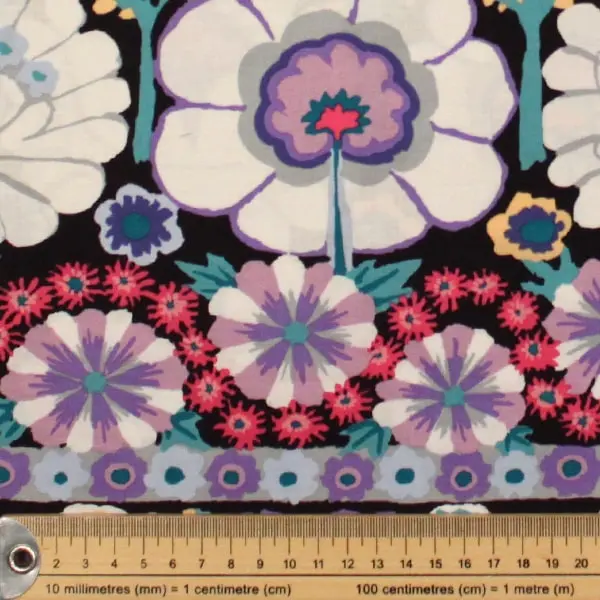 Estampado floral en tela de algodón Kaffe Fassett Embroidered Flower de 110cm - Detalle de la textura y escala de medida