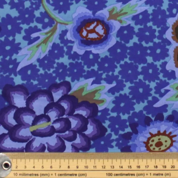 Algodón patchwork Kaffe Fassett Charlotte Blue con diseño floral azul de 110cm - Detalle de la textura y escala de medida