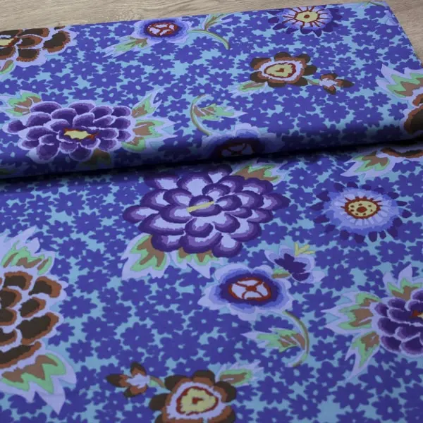 Algodón patchwork Kaffe Fassett Charlotte Blue con diseño floral azul de 110cm - Vista del lomo enrollado