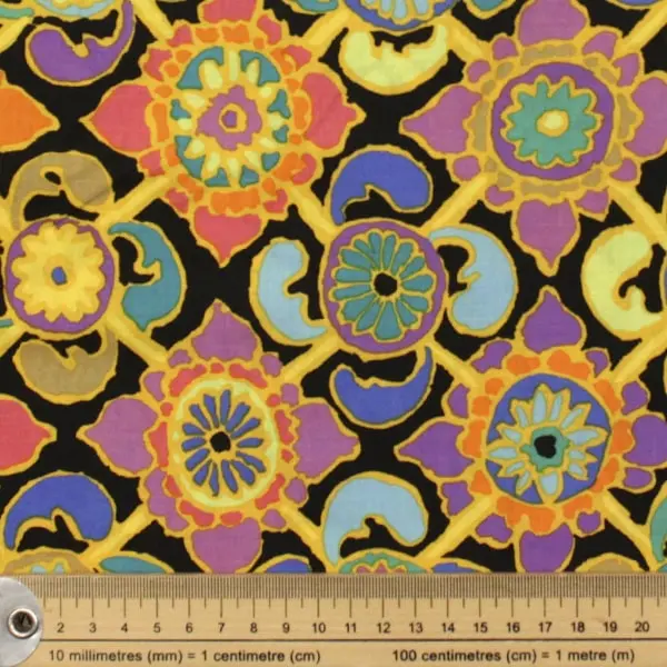 Tejido de algodón Kaffe Fassett Tudor Multi con mandalas y flores de 110cm - Detalle de la textura y escala de medida