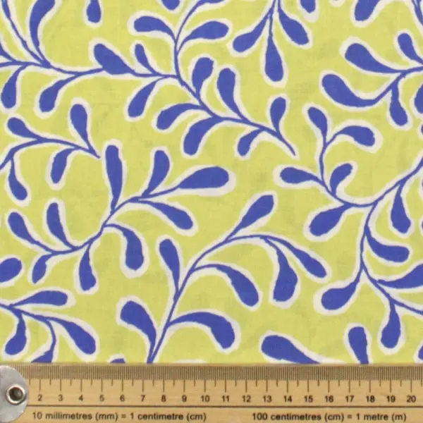 Estampado de hojas en tela algodón Kaffe Fassett Twig Yellow patchwork de 110cm - Detalle de la textura y escala de medida