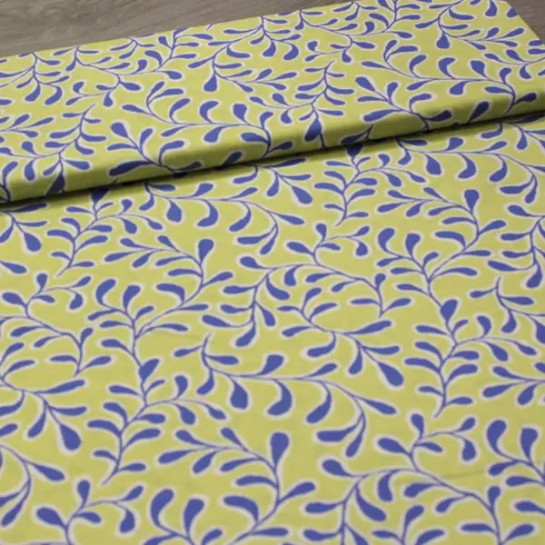 Estampado de hojas en tela algodón Kaffe Fassett Twig Yellow patchwork de 110cm - Vista del lomo enrollado
