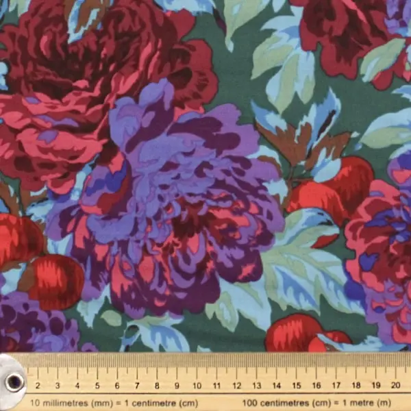 Algodón patchwork Kaffe Fassett Luscious Dark con flores fondo oscuro de 110cm - Detalle de la textura y escala de medida