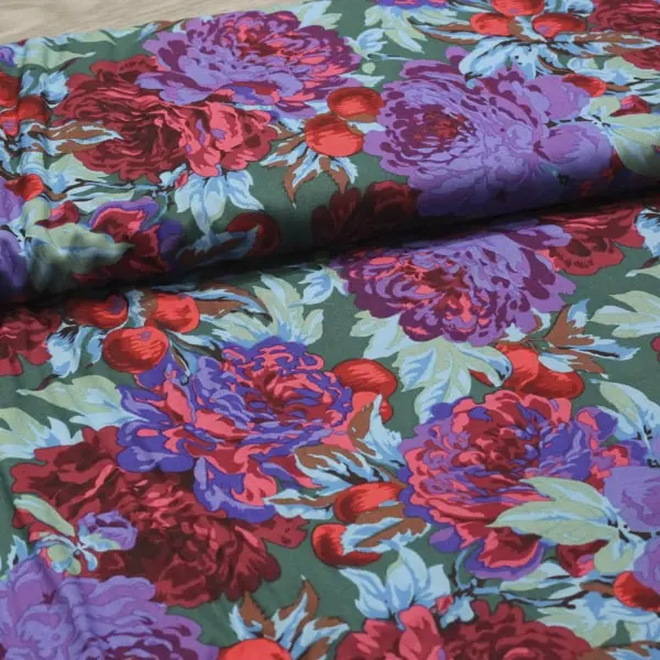 Algodón patchwork Kaffe Fassett Luscious Dark con flores fondo oscuro de 110cm - Vista del lomo enrollado