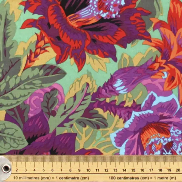 Tela de algodón Kaffe Fassett Floral Burst Green patchwork con flores de 110cm - Detalle de la textura y escala de medida