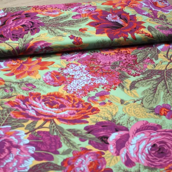 Tela de algodón Kaffe Fassett Floral Burst Green patchwork con flores de 110cm - Vista del lomo enrollado