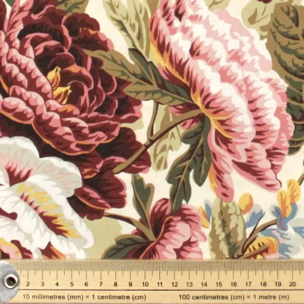 Tejido de algodón Kaffe Fassett Floral Burst Natu con pájaros y flores de 110cm - Detalle de la textura y escala de medida