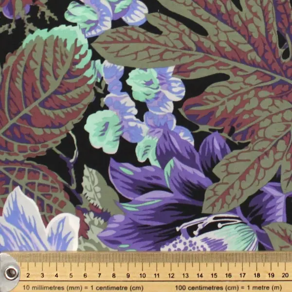 Estampado floral morado en tela algodón Kaffe Fassett Floral Burst de 110cm - Detalle de la textura y escala de medida