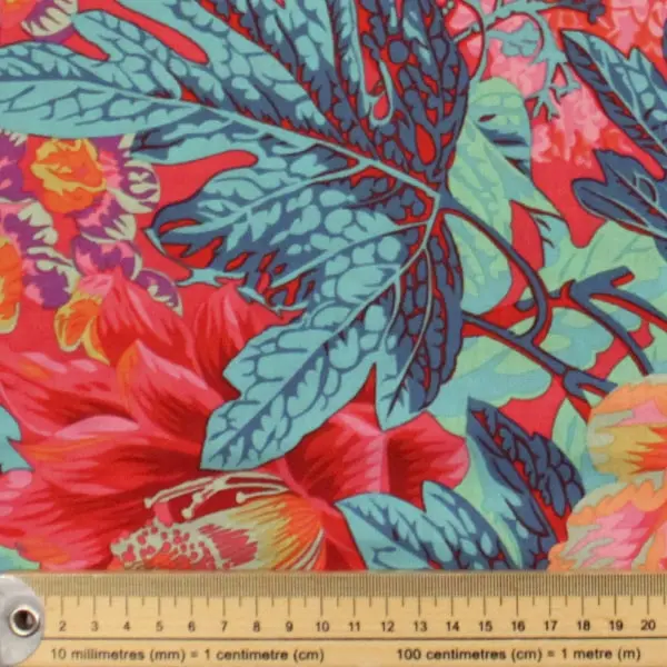Algodón patchwork Kaffe Fassett Floral Burst Red con flores rojas de 110cm - Detalle de la textura y escala de medida