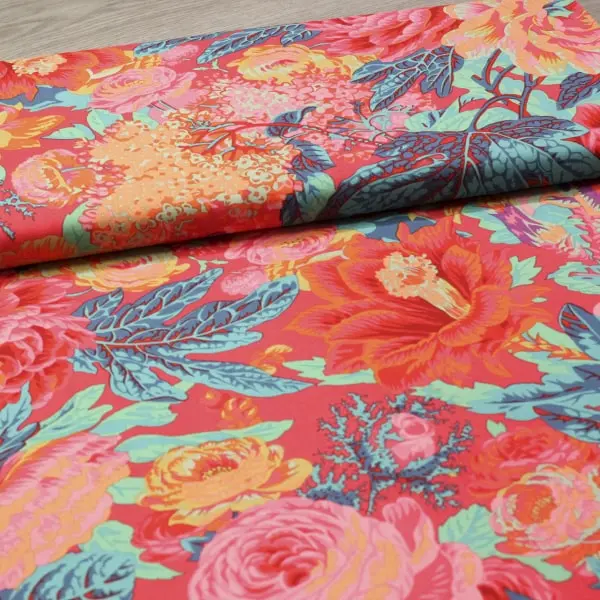 Algodón patchwork Kaffe Fassett Floral Burst Red con flores rojas de 110cm - Vista del lomo enrollado