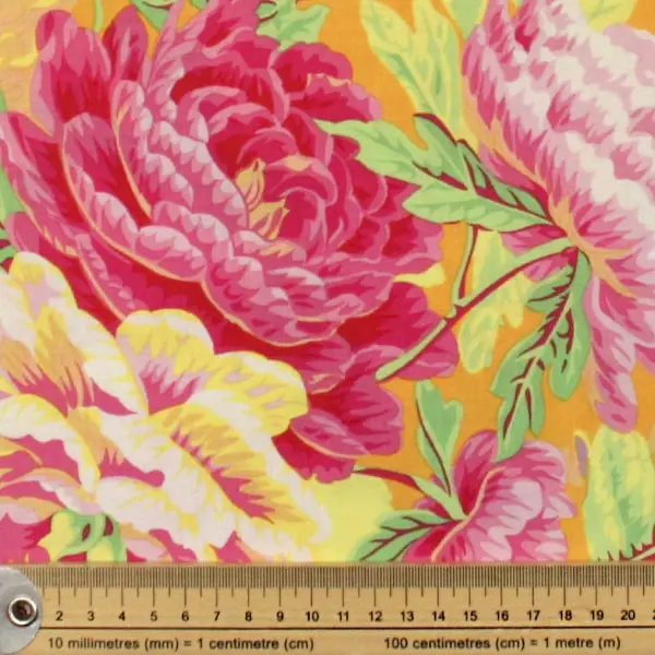 Tela de algodón Kaffe Fassett Floral Burst Yellow con hojas y flores de 110cm - Detalle de la textura y escala de medida