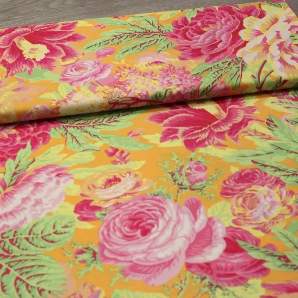Tela de algodón Kaffe Fassett Floral Burst Yellow con hojas y flores de 110cm - Vista del lomo enrollado
