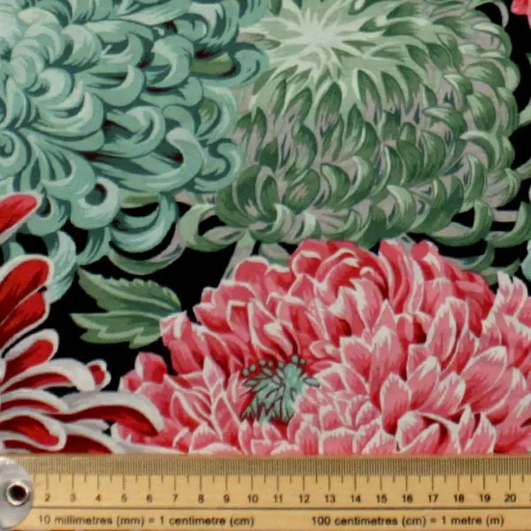 Tejido de algodón Kaffe Fassett Chrysanthemum Blush floral rosa y verde de 110cm - Detalle de la textura y escala de medida
