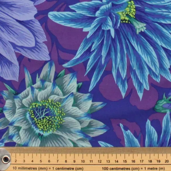 Estampado floral en tela algodón Kaffe Fassett Cactus Blue azul y morado de 110cm - Detalle de la textura y escala de medida