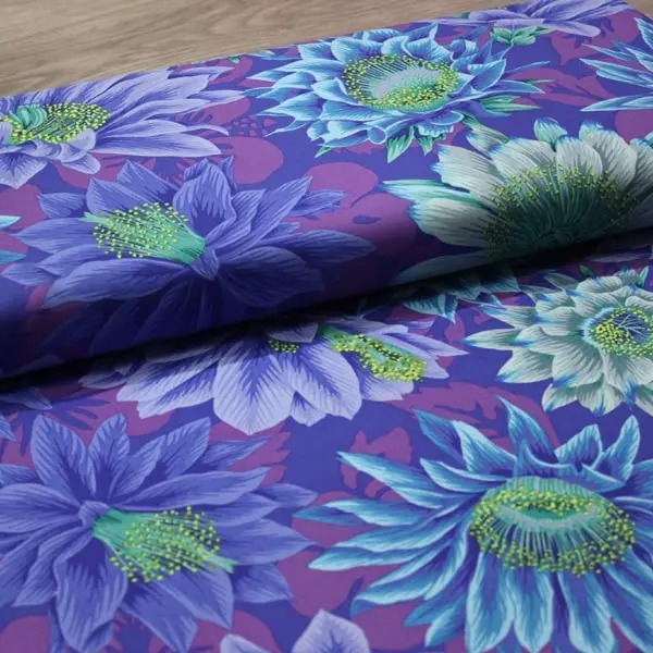 Estampado floral en tela algodón Kaffe Fassett Cactus Blue azul y morado de 110cm - Vista del lomo enrollado