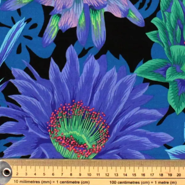 Tela de algodón Kaffe Fassett Cactus Cool con diseño floral sobre negro de 110cm - Detalle de la textura y escala de medida