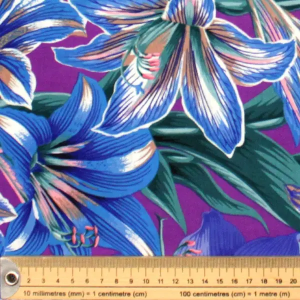 Tejido de algodón Kaffe Fassett Amaryllis Blue con flores azules y blancas 110cm - Detalle de la textura y escala de medida