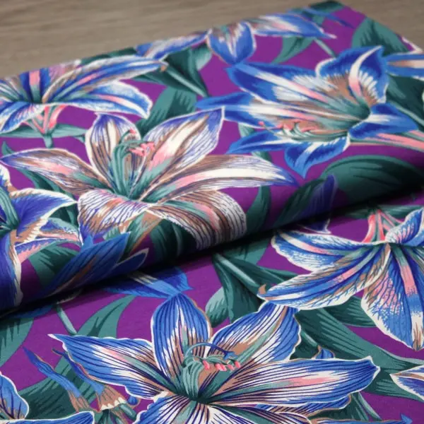 Tejido de algodón Kaffe Fassett Amaryllis Blue con flores azules y blancas 110cm - Vista del lomo enrollado