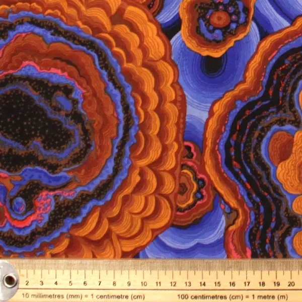 Estampado geométrico ocre en tela algodón Kaffe Fassett Agate Ochre de 110cm - Detalle de la textura y escala de medida