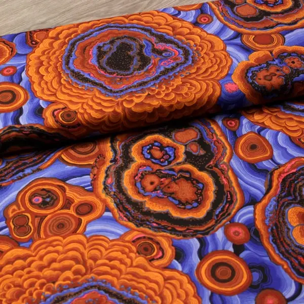 Estampado geométrico ocre en tela algodón Kaffe Fassett Agate Ochre de 110cm - Vista del lomo enrollado