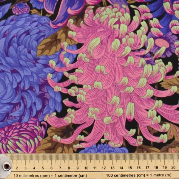 Tela de algodón Kaffe Fassett Hokusai Cool con diseño floral azul y blanco de 110cm - Detalle de la textura y escala de medida