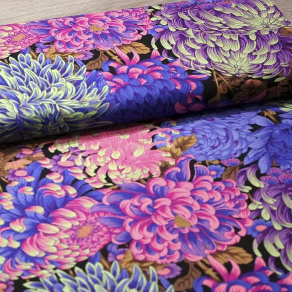 Tela de algodón Kaffe Fassett Hokusai Cool con diseño floral azul y blanco de 110cm - Vista del lomo enrollado