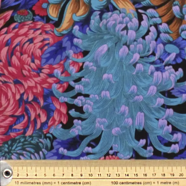 Tejido de algodón Kaffe Fassett Hokusai Dark con flores moradas en negro de 110cm - Detalle de la textura y escala de medida