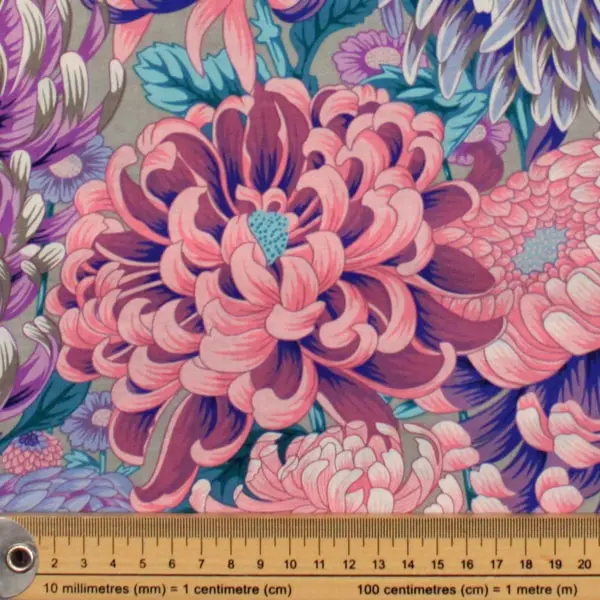 Estampado floral gris en tela algodón Kaffe Fassett Hokusai Grey patchwork de 110cm - Detalle de la textura y escala de medida