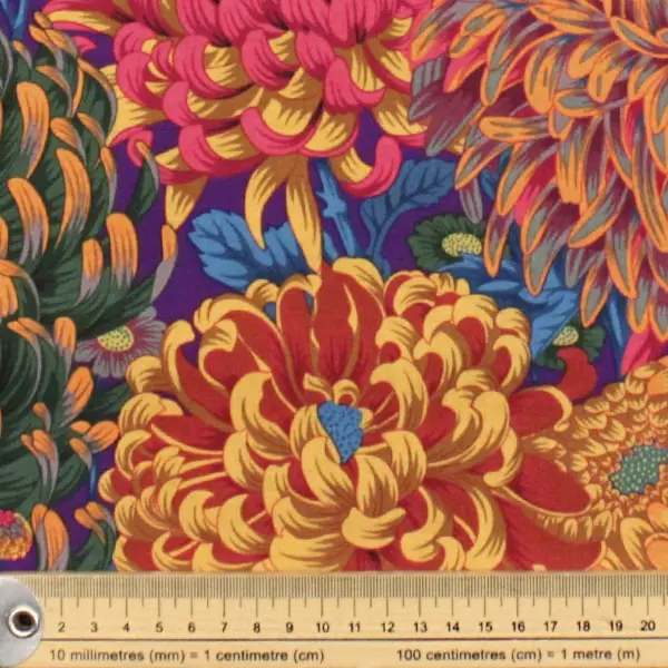 Algodón patchwork Kaffe Fassett Hokusai Hot estampado de flores rojas y rosas 110cm - Detalle de la textura y escala de medida