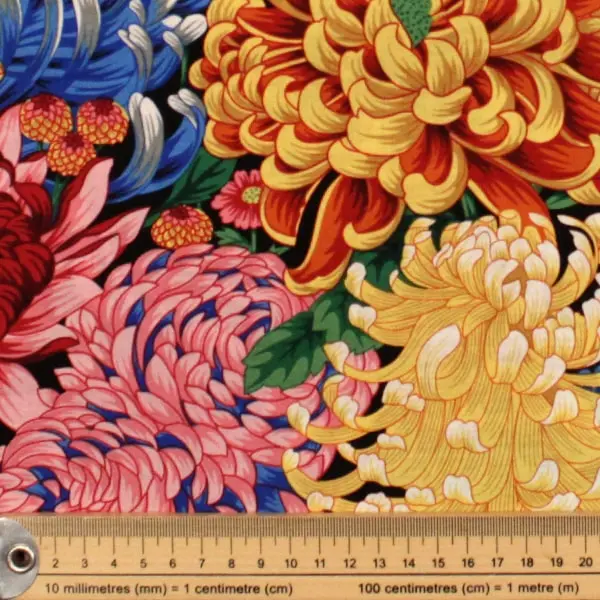 Tela de algodón Kaffe Fassett Hokusai Natur con diseño floral beige y rosa de 110cm - Detalle de la textura y escala de medida