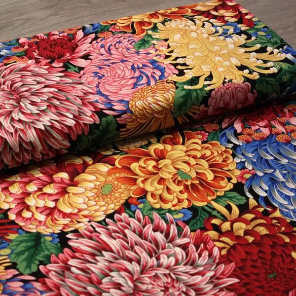 Tela de algodón Kaffe Fassett Hokusai Natur con diseño floral beige y rosa de 110cm - Vista del lomo enrollado