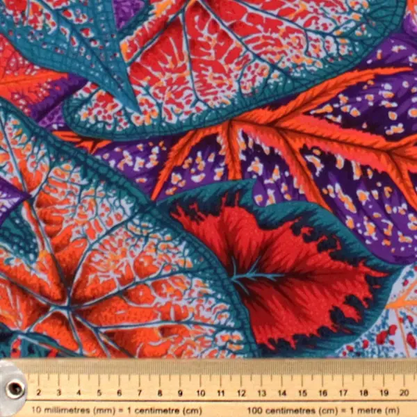Tejido de algodón Kaffe Fassett Caladiums Red con flores y hojas rojas de 110cm - Detalle de la textura y escala de medida