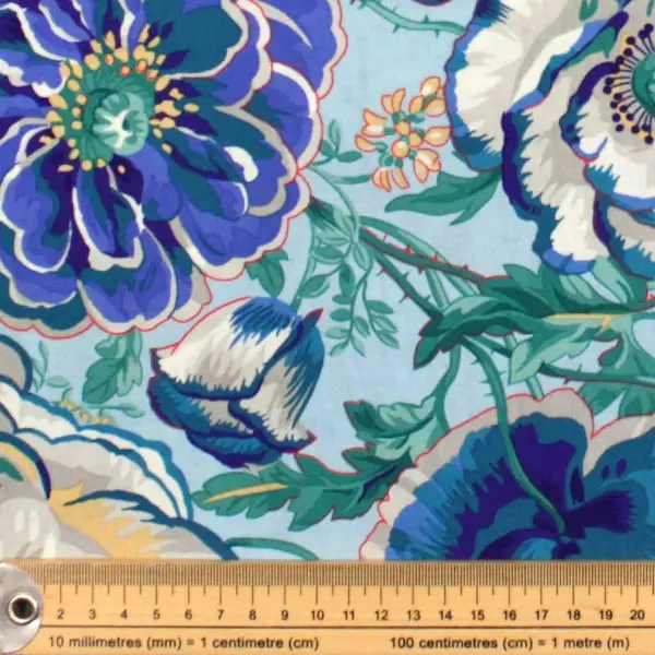 Estampado floral azul en tela algodón Kaffe Fassett Dorothy Blue patchwork de 110cm - Detalle de la textura y escala de medida