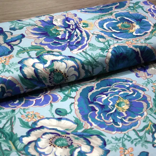 Estampado floral azul en tela algodón Kaffe Fassett Dorothy Blue patchwork de 110cm - Vista del lomo enrollado