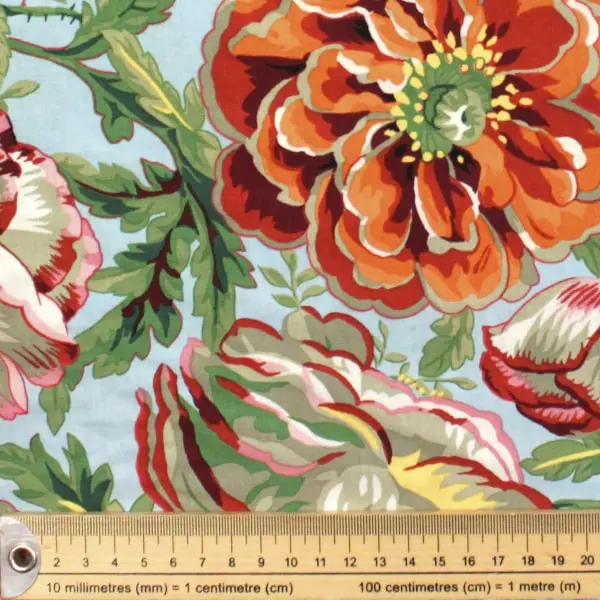 Tela de algodón Kaffe Fassett Dorothy Natural con flores fondo beige y azul de 110cm - Detalle de la textura y escala de medida