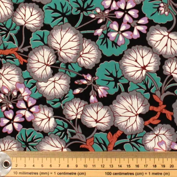 Tejido de algodón Kaffe Fassett Geraniums Black con flores en fondo negro de 110cm - Detalle de la textura y escala de medida