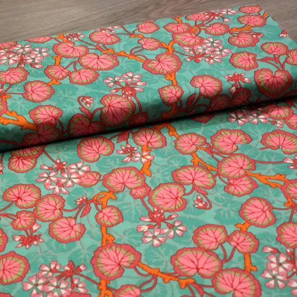 Estampado floral verde en tela algodón Kaffe Fassett Geraniums Ducke de 110cm - Vista del lomo enrollado