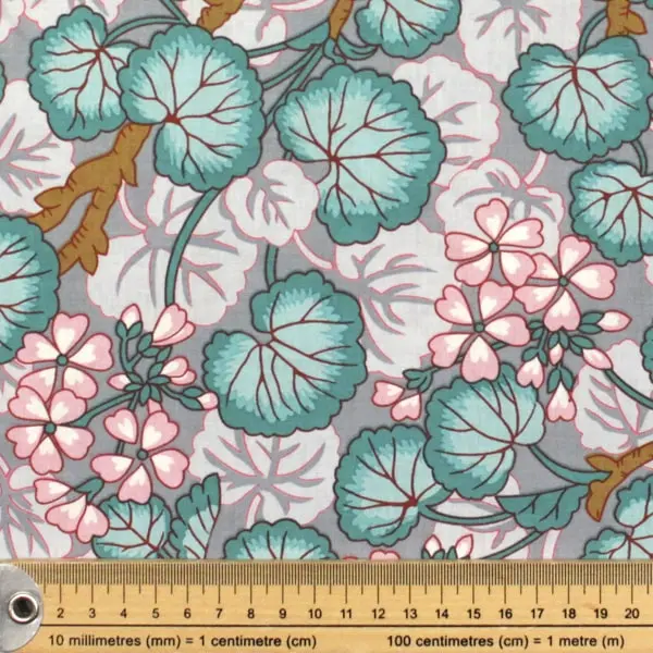 Algodón patchwork Kaffe Fassett Geraniums Grey con flores en tonos grises de 110cm - Detalle de la textura y escala de medida
