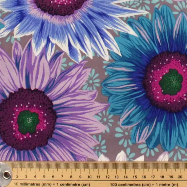 Tela de algodón Kaffe Fassett Van Gogh Blue con diseño floral azul y morado de 110cm - Detalle de la textura y escala de medida
