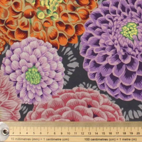 Tejido de algodón Kaffe Fassett Flora Antiq con flores sobre fondo beige de 110cm - Detalle de la textura y escala de medida