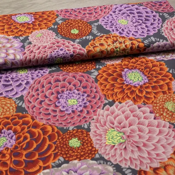 Tejido de algodón Kaffe Fassett Flora Antiq con flores sobre fondo beige de 110cm - Vista del lomo enrollado