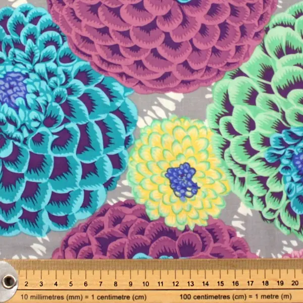 Estampado geométrico floral malva en tela algodón Kaffe Fassett Flora Mauve de 110cm - Detalle de la textura y escala de medida