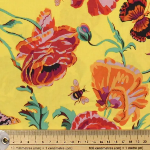 Algodón patchwork Kaffe Fassett Meadow Yellow con flores fondo amarillo de 110cm - Detalle de la textura y escala de medida