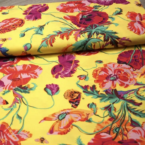 Algodón patchwork Kaffe Fassett Meadow Yellow con flores fondo amarillo de 110cm - Vista del lomo enrollado