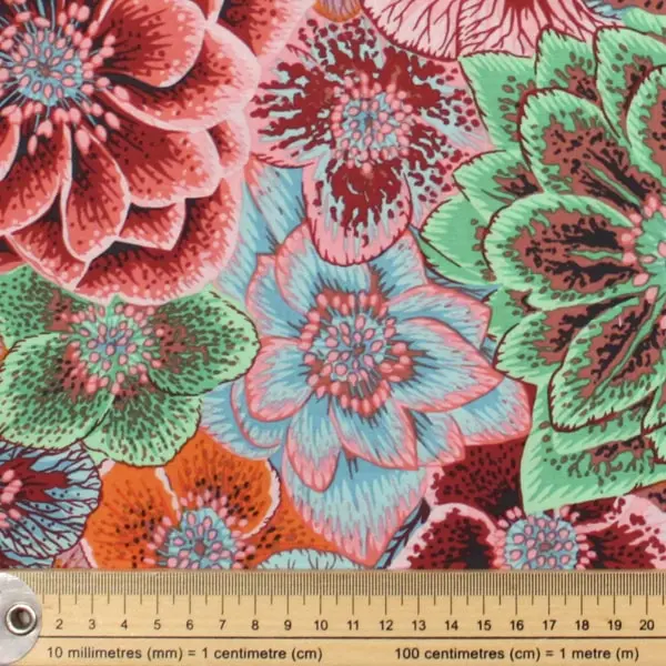 Tejido de algodón Kaffe Fassett Hellebores Pink floral en rosa y verde de 110cm - Detalle de la textura y escala de medida