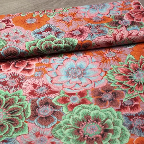 Tejido de algodón Kaffe Fassett Hellebores Pink floral en rosa y verde de 110cm - Vista del lomo enrollado