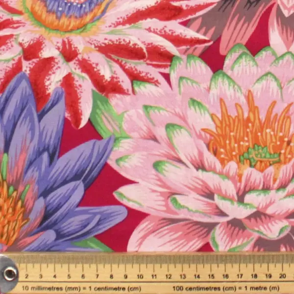 Estampado de flores tropicales rojas en tela algodón Kaffe Fassett Tropical Red 110cm - Detalle de la textura y escala de medida