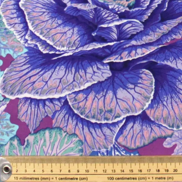 Algodón patchwork Kaffe Fassett Curly Kale Blue flores lavanda y fucsia de 110cm - Detalle de la textura y escala de medida