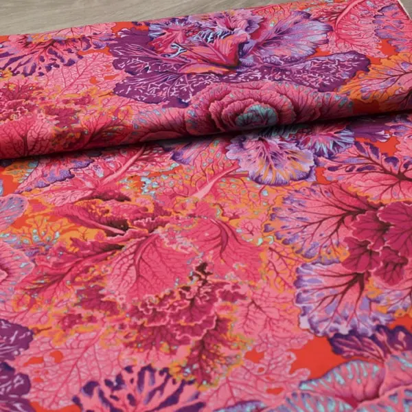 Tela de algodón Kaffe Fassett Curly Kale Red con diseño abstracto en fucsia de 110cm - Vista del lomo enrollado